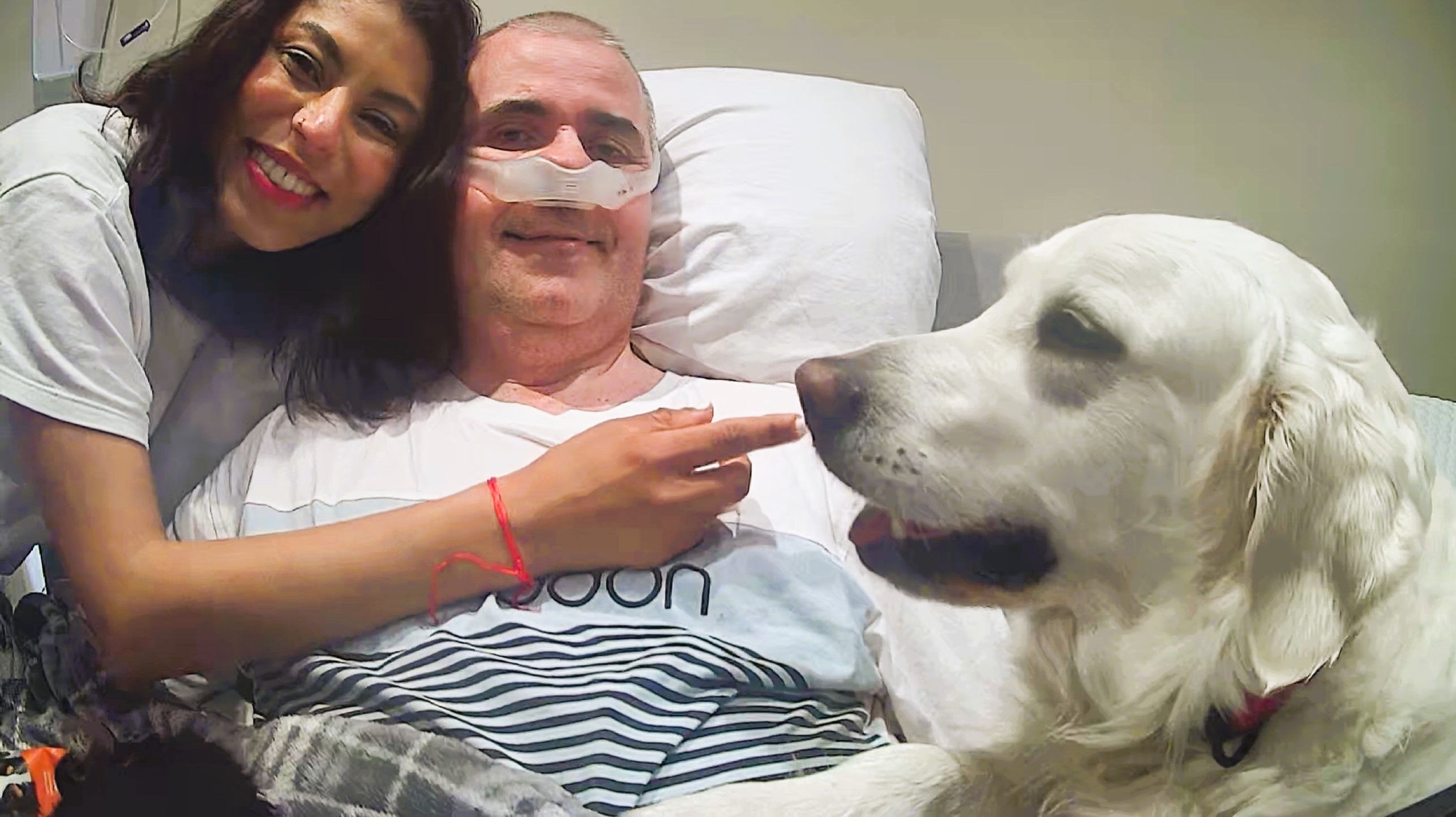 Javier con su esposa y su perro