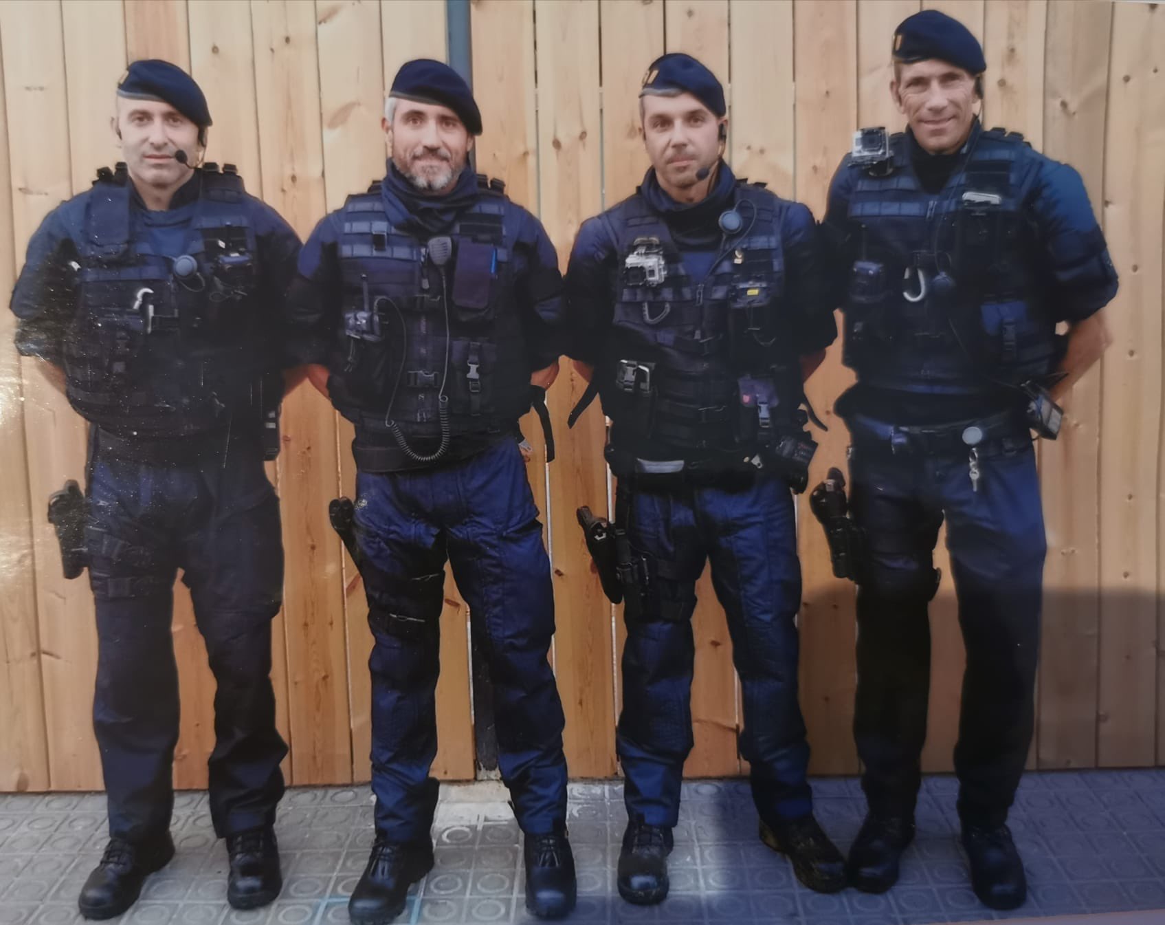 Javier en uniforme policial